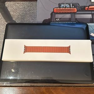 Apple Watch 44mm Saddle Brown Leather Link - L